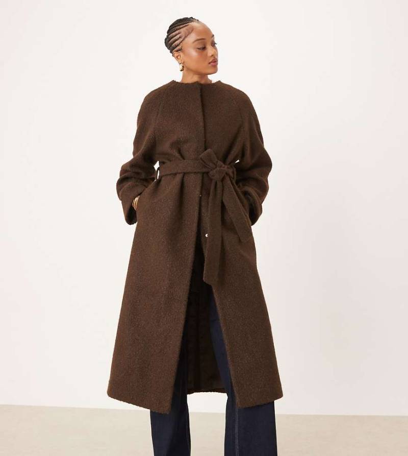 ASOS DESIGN Tall - Eleganter Bouclé-Mantel ohne Kragen in Longline-Form in der Farbe Bitterschokolade-Braun ASOS DESIGN Tall - Eleganter Bouclé-Mantel ohne Kragen in Longline-Form in der Farbe Bitterschokolade-Braun von ASOS Tall