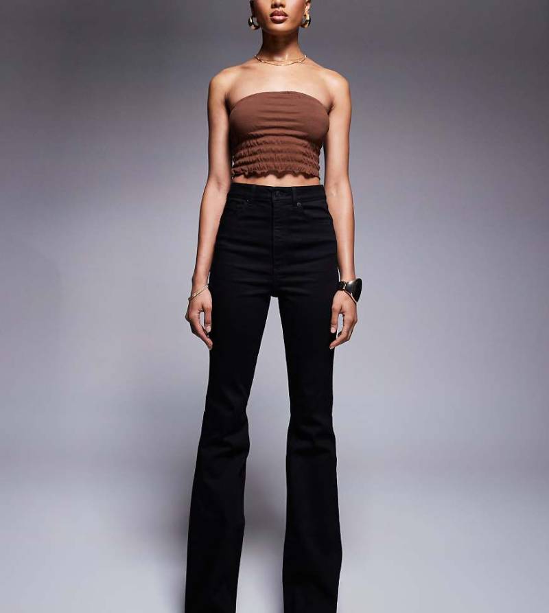 ASOS DESIGN Tall - Figurformende Jeans mit ausgestelltem Bein und Powerstretch in Schwarz von ASOS Tall