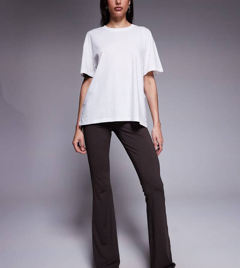 ASOS DESIGN Tall - Formende Schlaghose in Schokobraun mit überkreuztem Bund-Brown von ASOS Tall