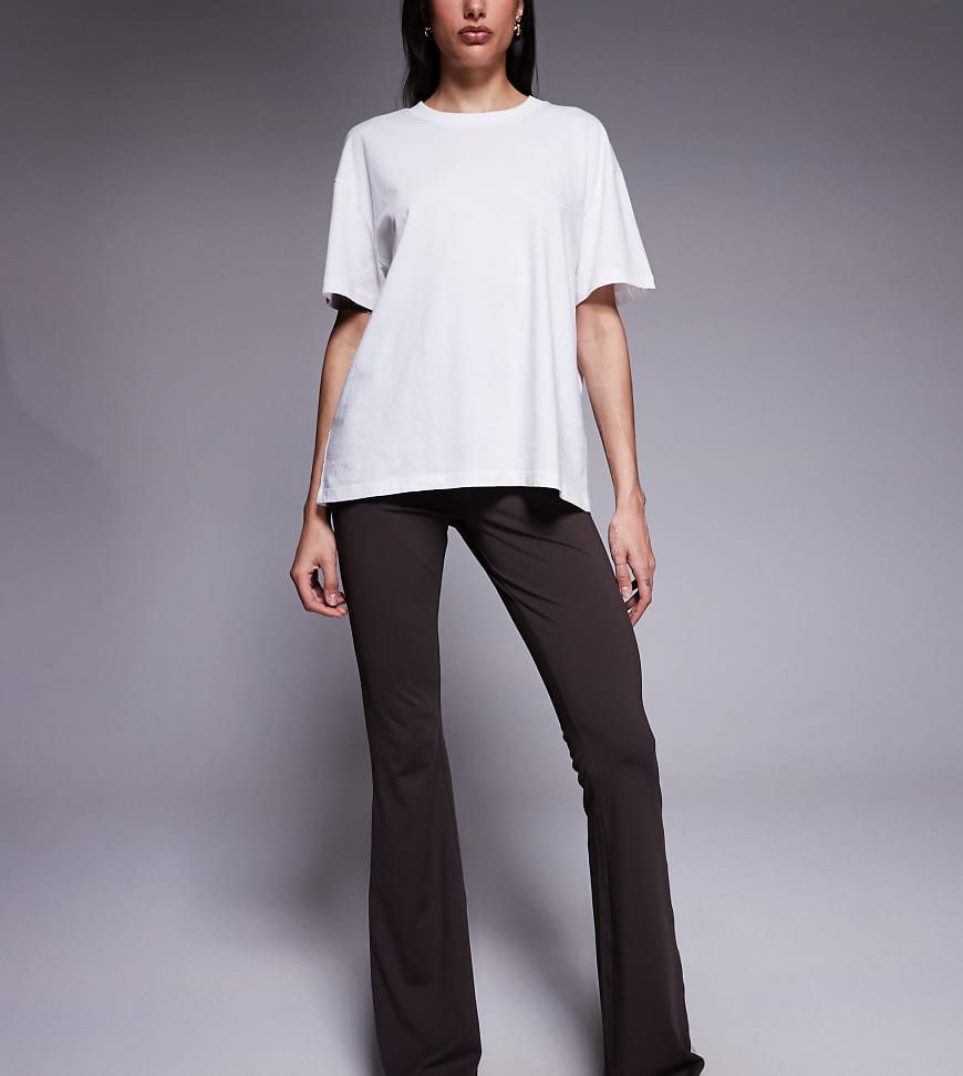 ASOS DESIGN Tall - Formende Schlaghose in Schokobraun mit überkreuztem Bund-Brown von ASOS Tall