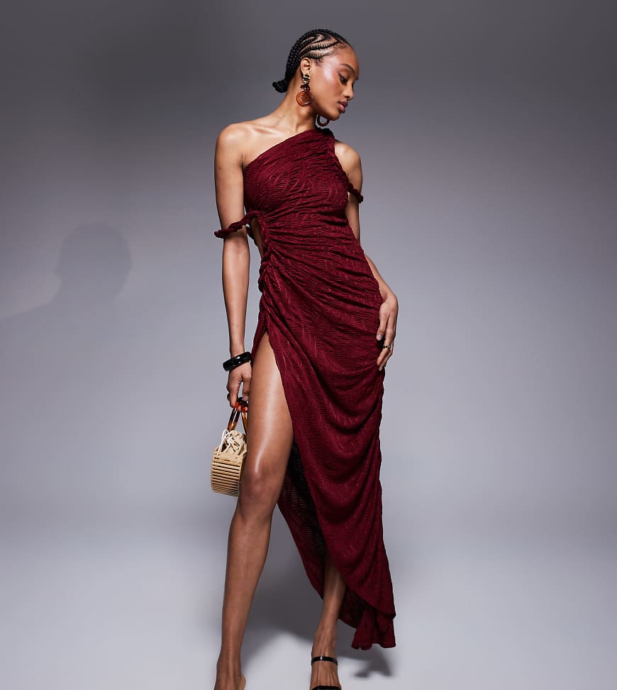 ASOS DESIGN Tall - Gerafftes, asymmetrisch strukturiertes Midikleid in dunklem Kirschrot mit verdrehten Trägerdetails von ASOS Tall