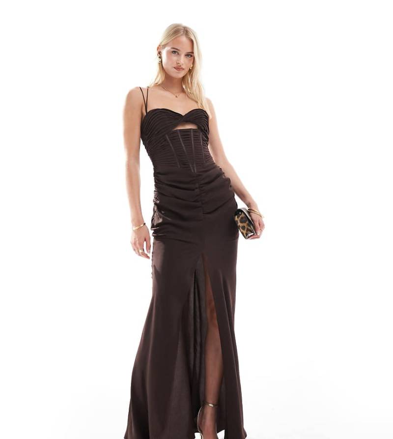 ASOS DESIGN Tall - Gerafftes Träger-Maxikleid in Schokobraun mit Korsettdetail und gerafftem Rock von ASOS Tall