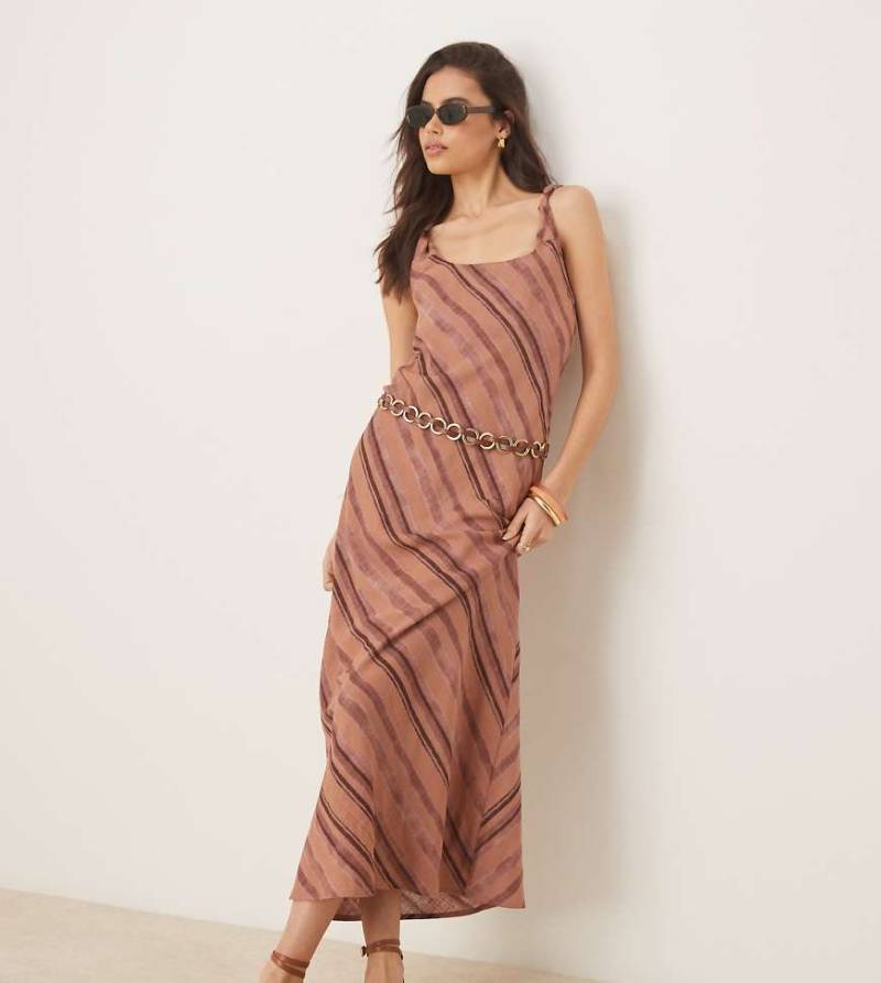 ASOS DESIGN Tall - Gestreiftes Maxikleid in schokobrauner Leinenoptik mit verdrehten Trägern und Schrägschnitt-Bunt von ASOS Tall
