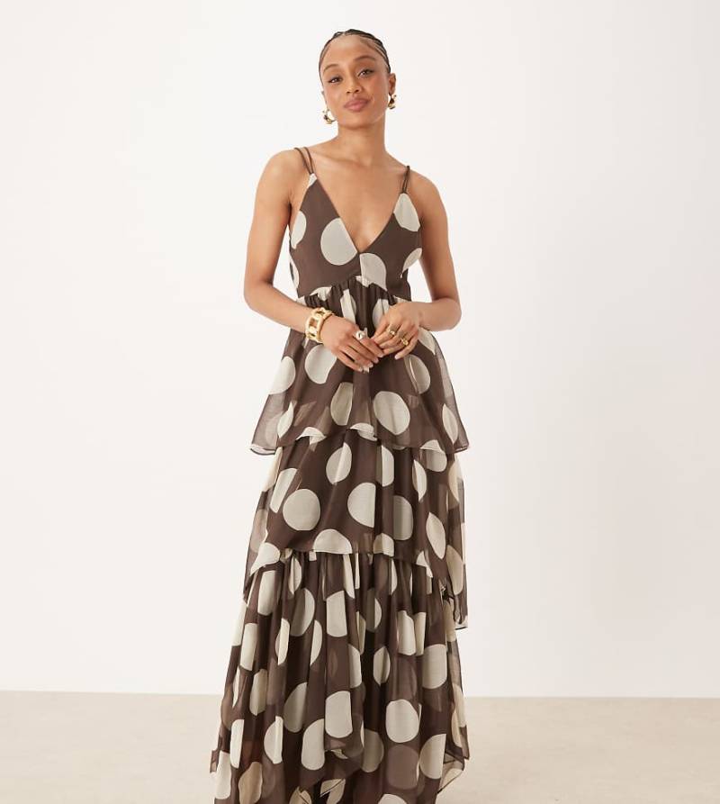 ASOS DESIGN Tall - Gestuftes Maxikleid in Braun mit tiefem Ausschnitt, Rückenausschnitt und Punkteprint-Bunt von ASOS Tall
