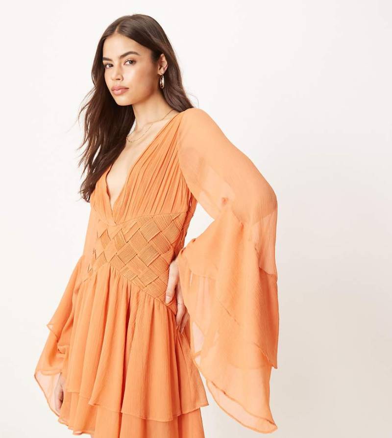 ASOS DESIGN Tall - Gestuftes Minikleid in Terrakotta mit Rüschen und Webdesign-Detail-Rot von ASOS Tall