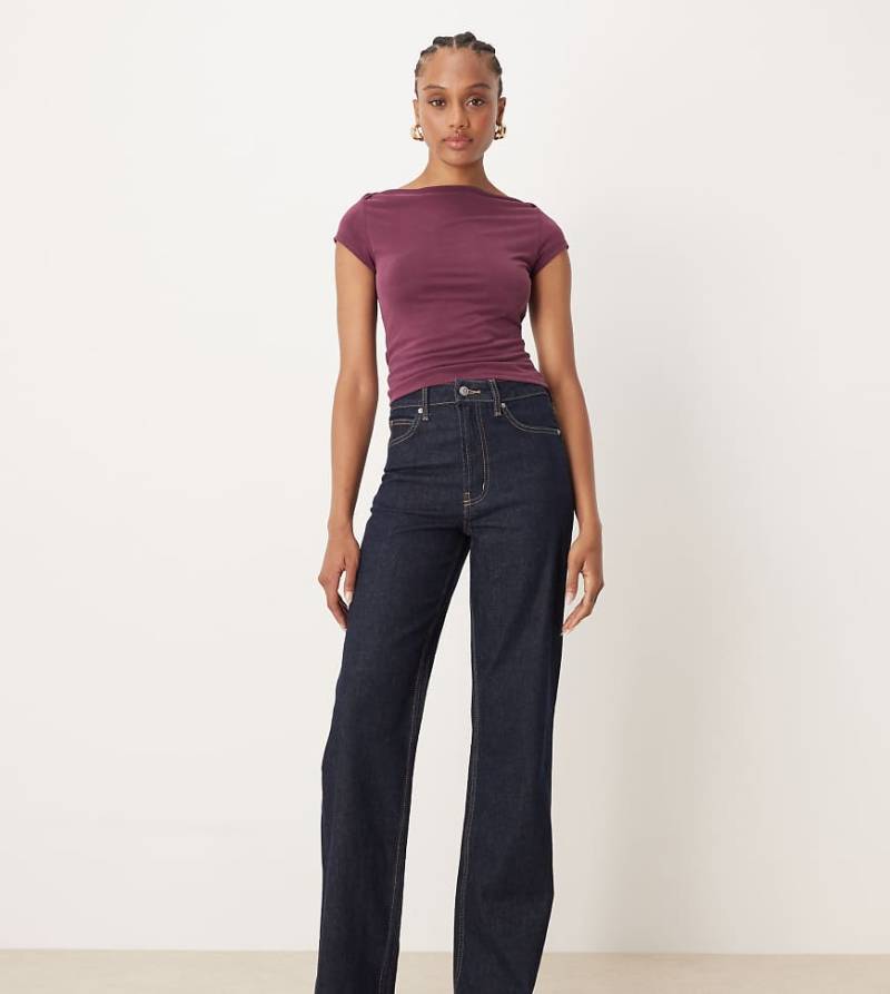 ASOS DESIGN Tall - Getönte Straight Jeans mit Comfort-Stretch-Marineblau von ASOS Tall