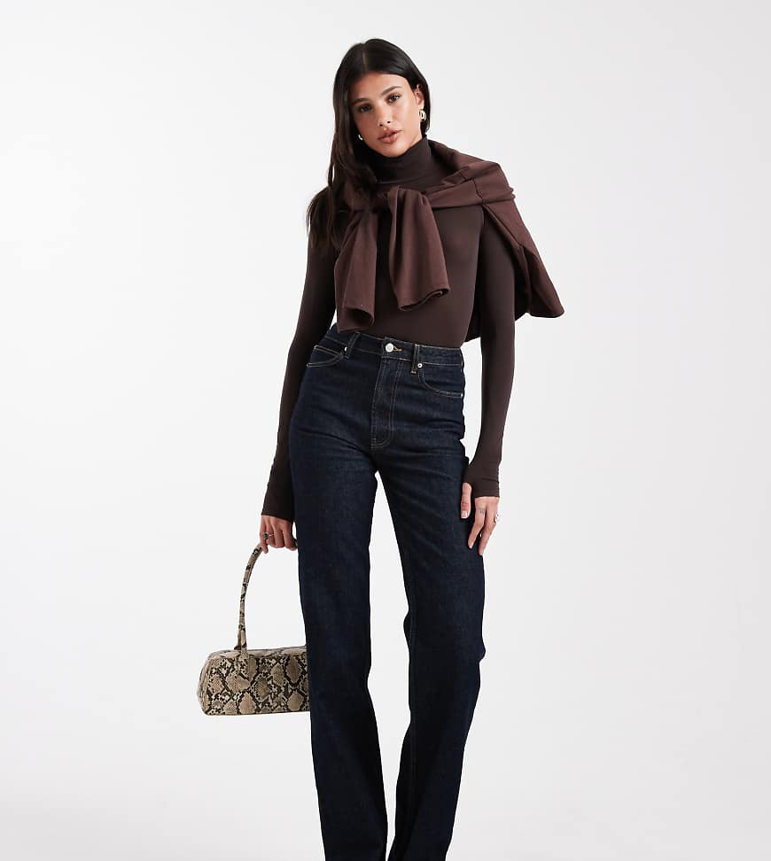 ASOS DESIGN Tall - Getönte Straight Jeans mit Comfort-Stretch-Marineblau von ASOS Tall