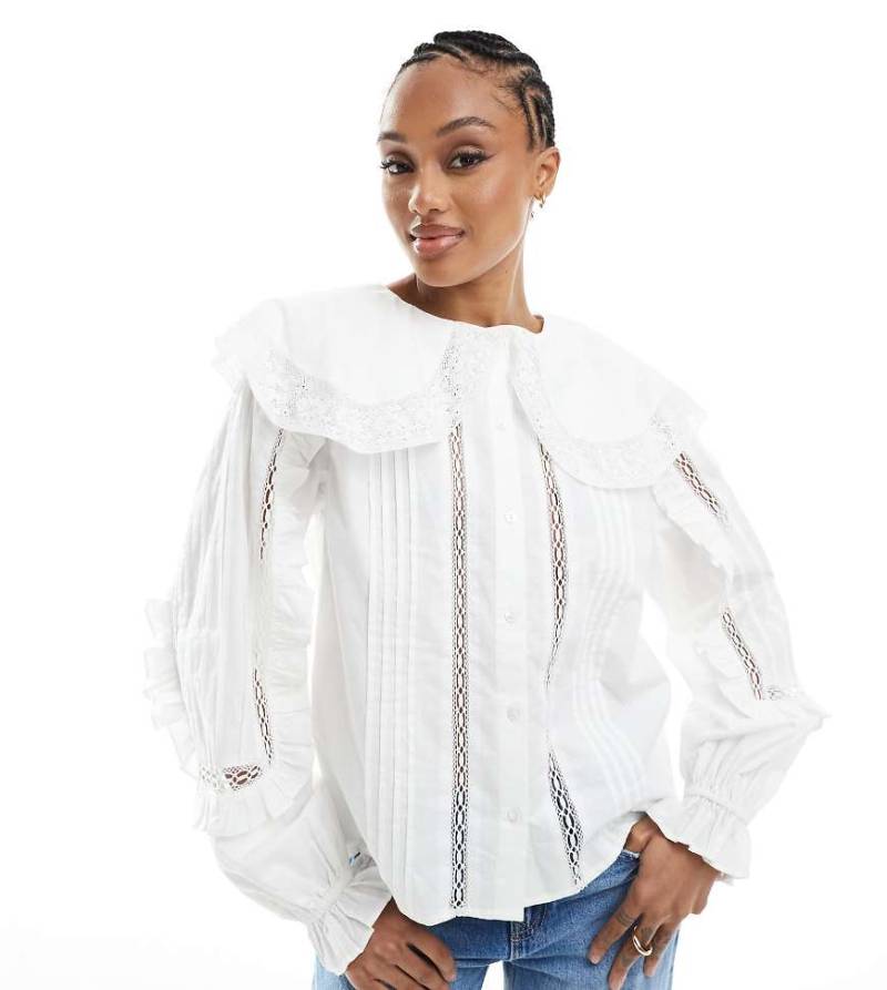 ASOS DESIGN Tall - Hemdbluse in Elfenbeinweiß mit großem Kragen und Einsatz aus Spitze und Lochstickerei von ASOS Tall