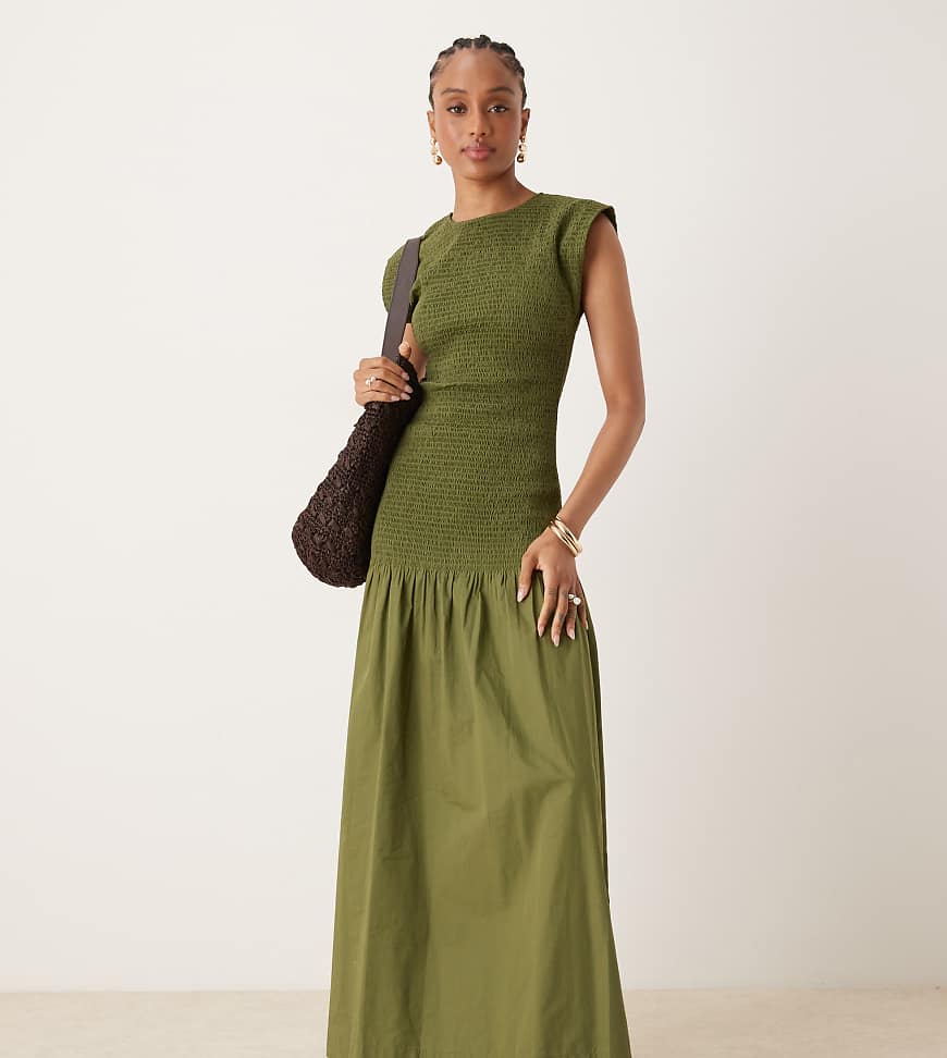 ASOS DESIGN Tall - Hochgeschlossenes, gesmoktes Popeline-Maxikleid in kräftigem Olivgrün mit tiefer Taille ASOS DESIGN Tall - Hochgeschlossenes, gesmoktes Popeline-Maxikleid in kräftigem Olivgrün mit tiefer Taille von ASOS Tall