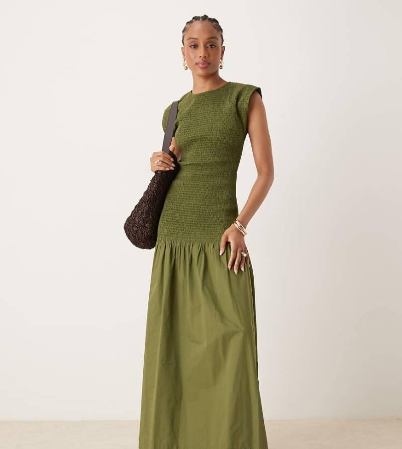 ASOS DESIGN Tall - Hochgeschlossenes, gesmoktes Popeline-Maxikleid in kräftigem Olivgrün mit tiefer Taille von ASOS Tall