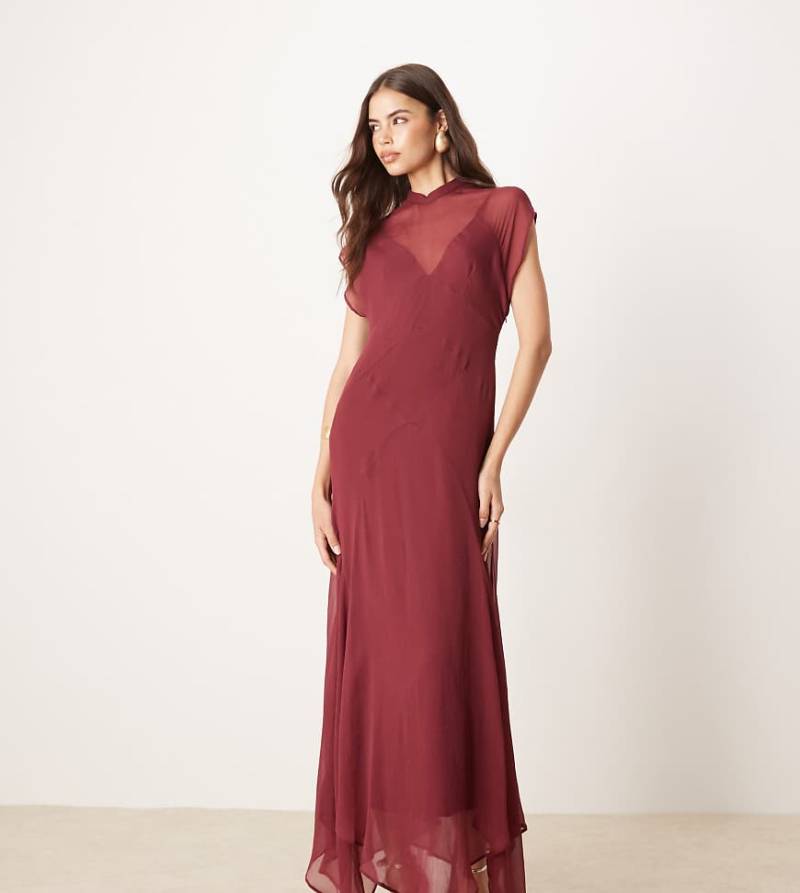 ASOS DESIGN Tall - Hochgeschlossenes Chiffon-Maxikleid in dunklem Kirschrot mit schrägem Saum-Blau ASOS DESIGN Tall - Hochgeschlossenes Chiffon-Maxikleid in dunklem Kirschrot mit schrägem Saum-Blau von ASOS Tall