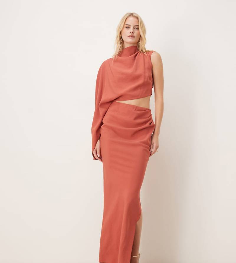 ASOS DESIGN Tall - Hochgeschlossenes One-Shoulder-Midikleid in Rostrot mit Fledermausärmeln und Zierausschnitt von ASOS Tall