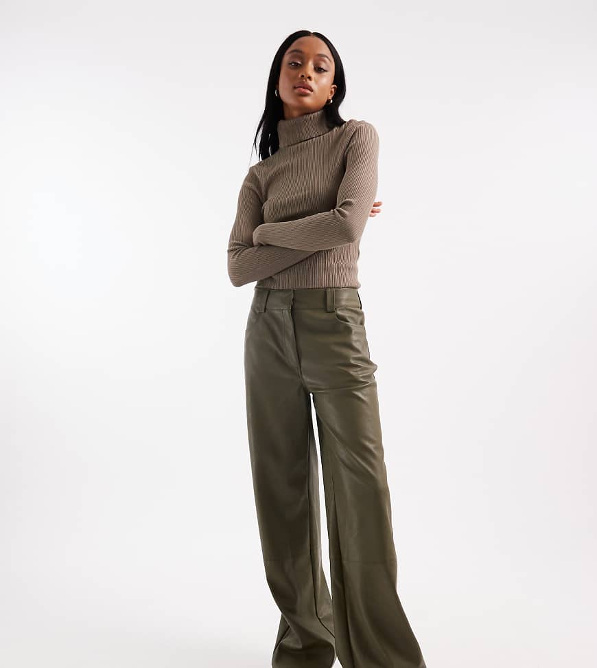 ASOS DESIGN Tall - Hose aus Kunstleder in Grün mit maskulinem Schnitt und niedrigem Bund von ASOS Tall