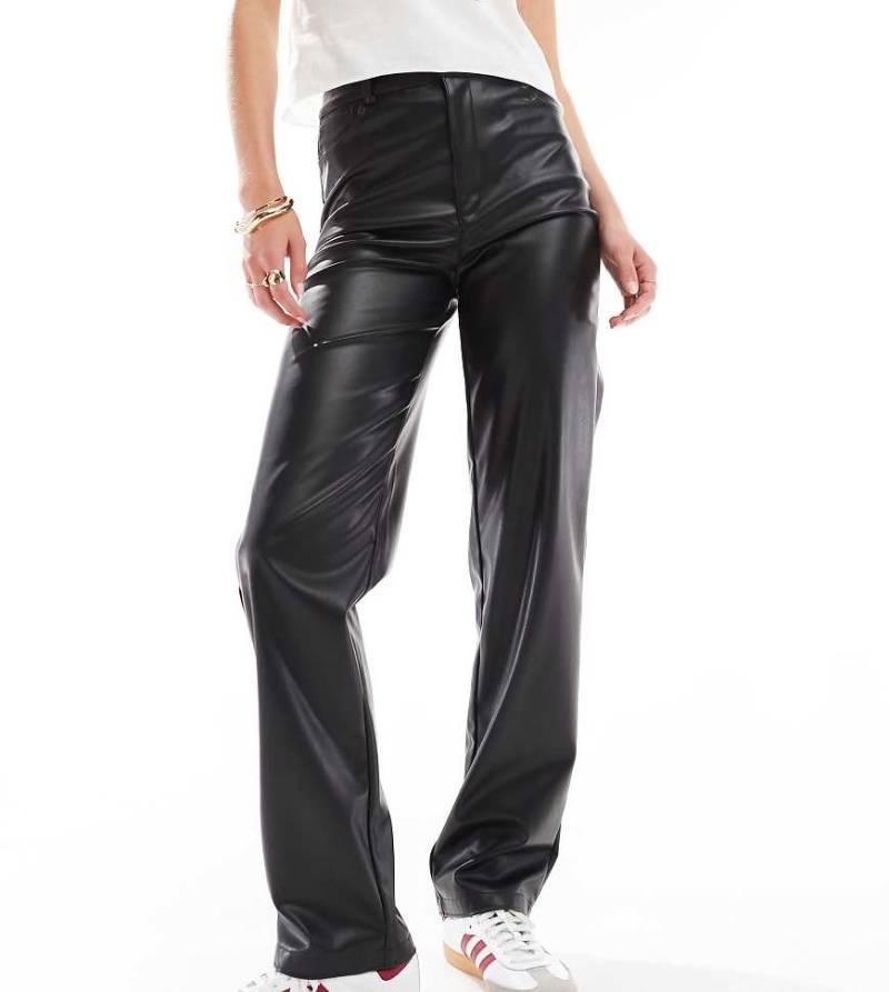 ASOS DESIGN Tall - Hose aus Kunstleder in Schwarz mit geradem Bein von ASOS Tall
