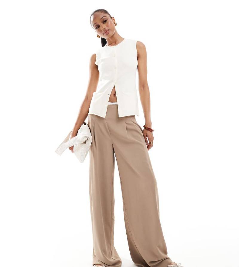 ASOS DESIGN Tall - Hose in Camel mit weitem Bein und unverarbeitetem Besatz-Rosa von ASOS Tall