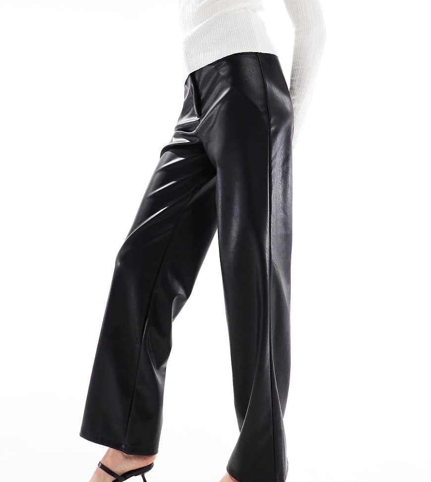 ASOS DESIGN Tall - Hose in Lederoptik in Schwarz mit weitem Bein von ASOS Tall
