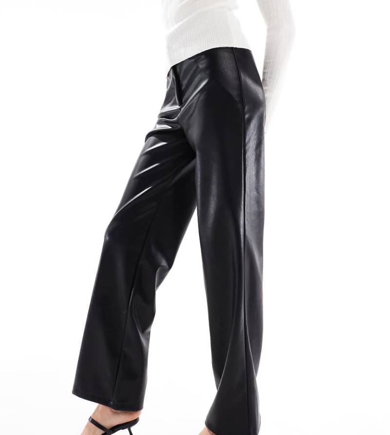 ASOS DESIGN Tall - Hose in Lederoptik in Schwarz mit weitem Bein von ASOS Tall