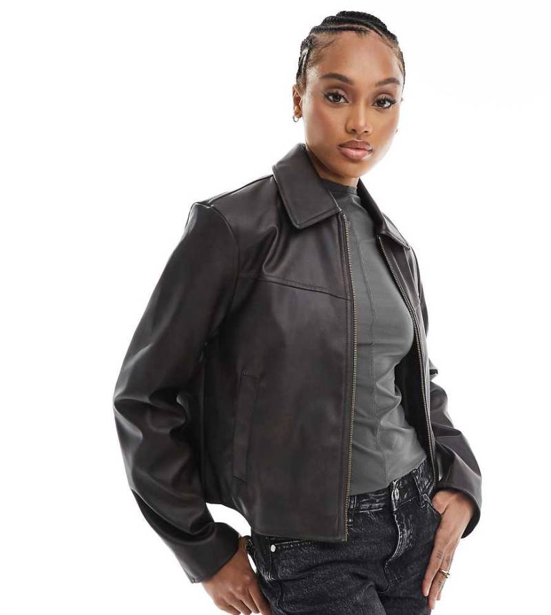 ASOS DESIGN Tall - Jacke aus Kunstleder in verwaschenem Braun mit Kragen von ASOS Tall