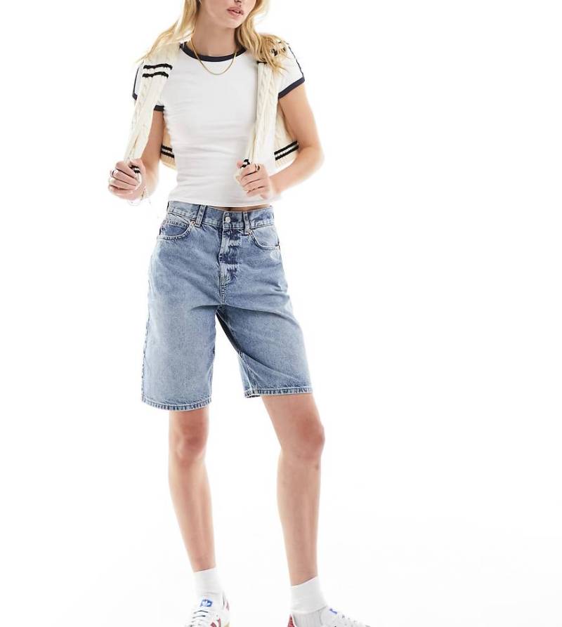 ASOS DESIGN Tall - Jeans-Bermudashorts in mittelblauer Waschung ASOS DESIGN Tall - Jeans-Bermudashorts in mittelblauer Waschung von ASOS Tall