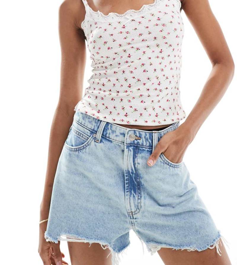 ASOS DESIGN Tall - Jeans-Shorts in verwaschenem Hellblau mit A-Linien-Schnitt von ASOS Tall