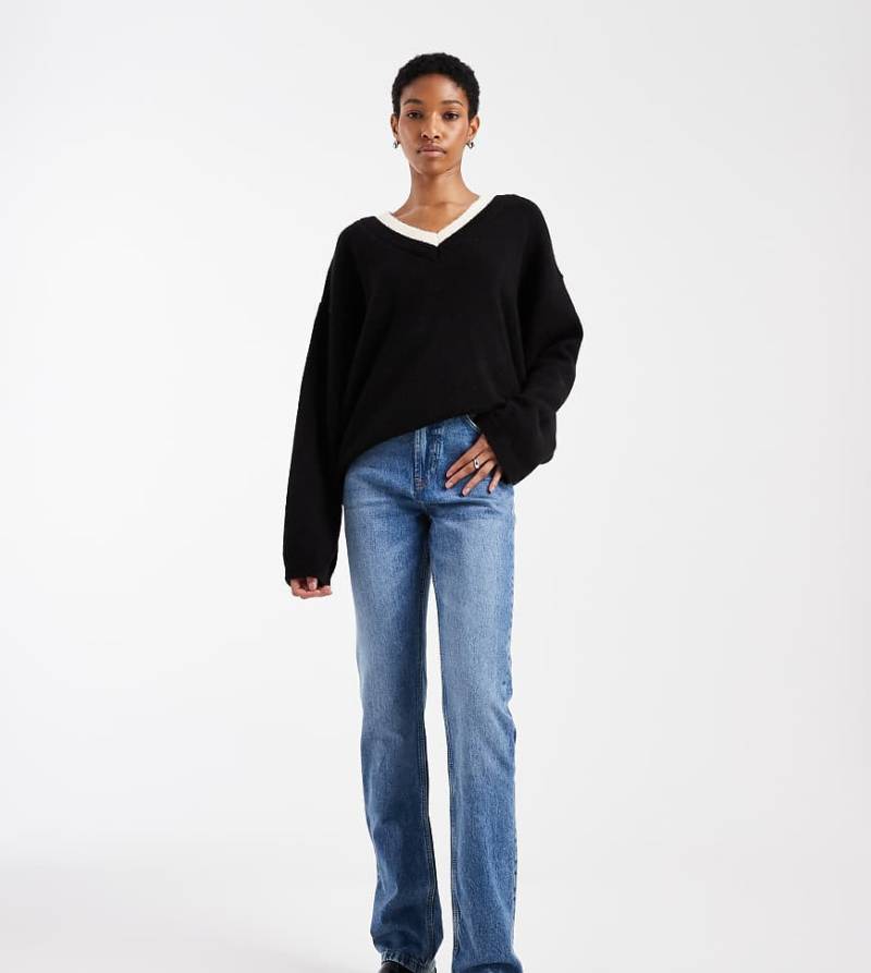 ASOS DESIGN Tall - Jeans in Mittelblau mit schmalem, geradem Schnitt und hohem Bund von ASOS Tall