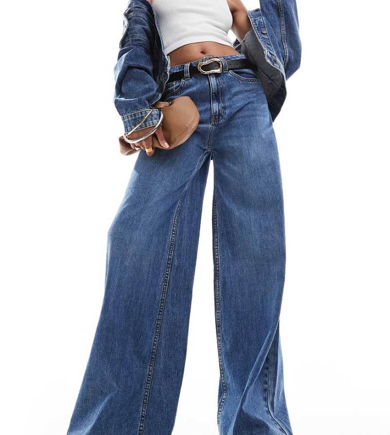 ASOS DESIGN Tall - Jeans in Mittelblau mit weitem Bein und hohem Bund von ASOS Tall