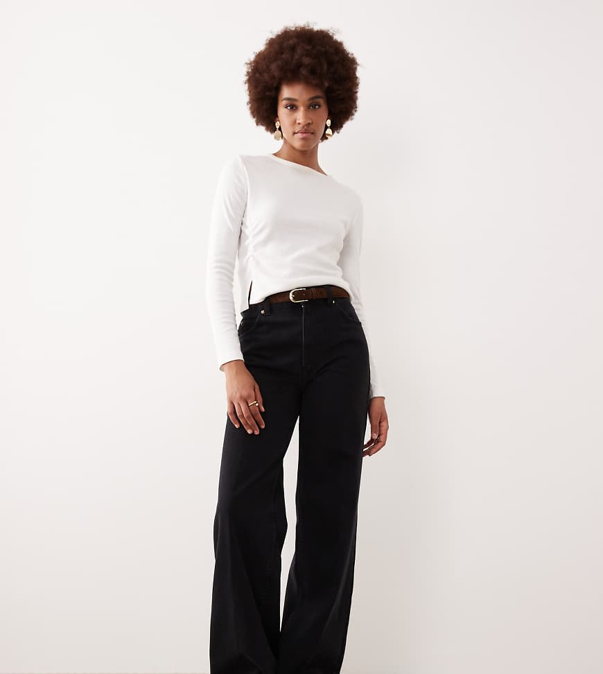 ASOS DESIGN Tall - Jeans in Schwarz mit weitem Bein, Gürtel und Bügelfalte vorne von ASOS Tall