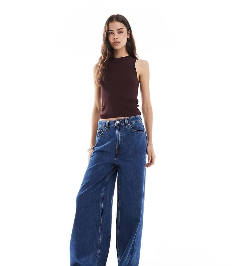 ASOS DESIGN Tall - Jeans in mittelblauer Waschung mit weitem Bein und hohem Bund von ASOS Tall