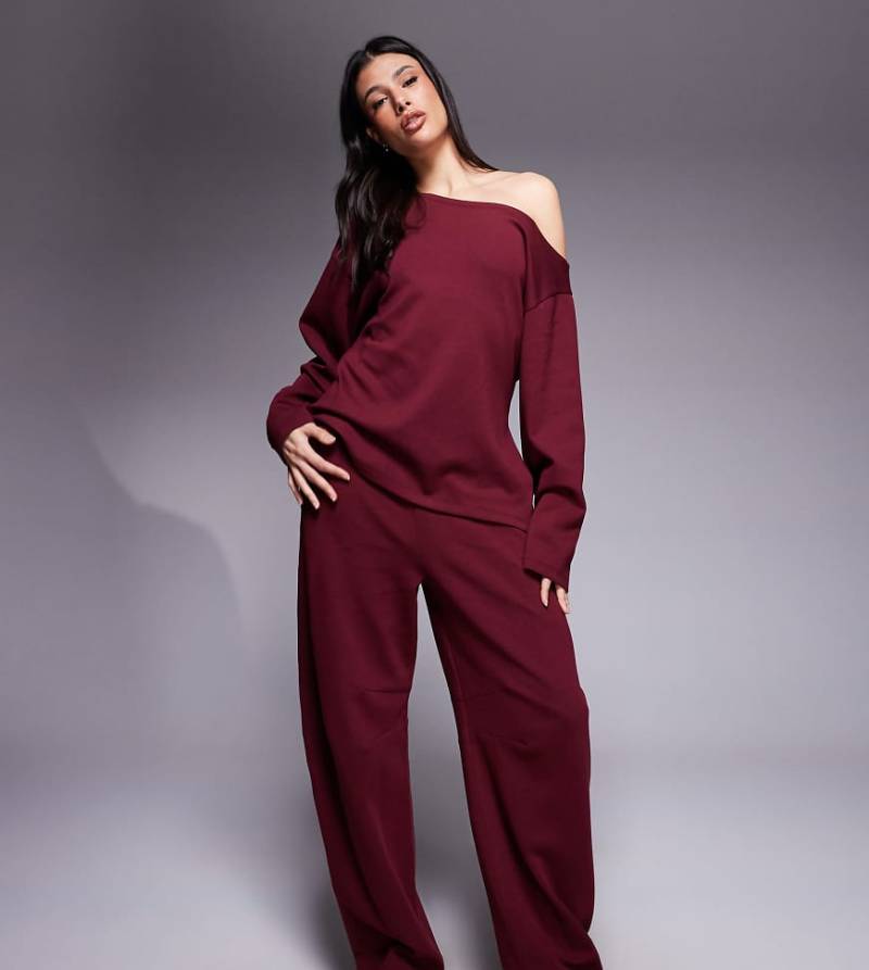 ASOS DESIGN Tall - Jogginghose aus Interlock-Stoff in Burgunderrot mit Barrel-Schnitt von ASOS Tall