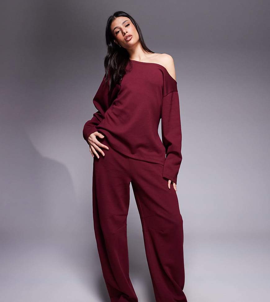 ASOS DESIGN Tall - Jogginghose aus Interlock-Stoff in Burgunderrot mit Barrel-Schnitt von ASOS Tall