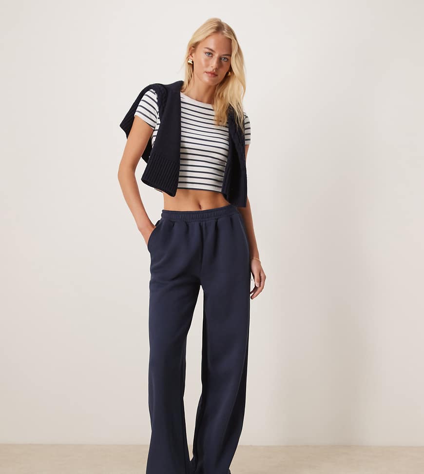 ASOS DESIGN Tall - Jogginghose in Marineblau mit weitem Bein und weicher Innenseite von ASOS Tall