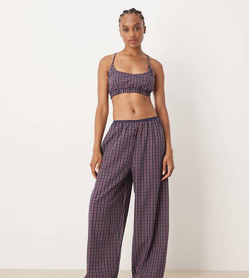 ASOS DESIGN Tall - Karierte Pyjama-Hose in Rot und Blau mit weitem Bein und elastischem Bund von ASOS Tall