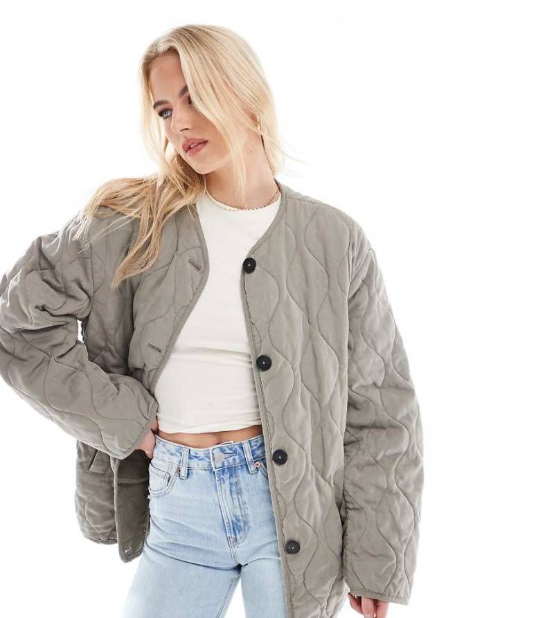 ASOS DESIGN Tall - Kragenlose Steppjacke in Khaki mit abgerundetem Saum-Keine Farbe von ASOS Tall