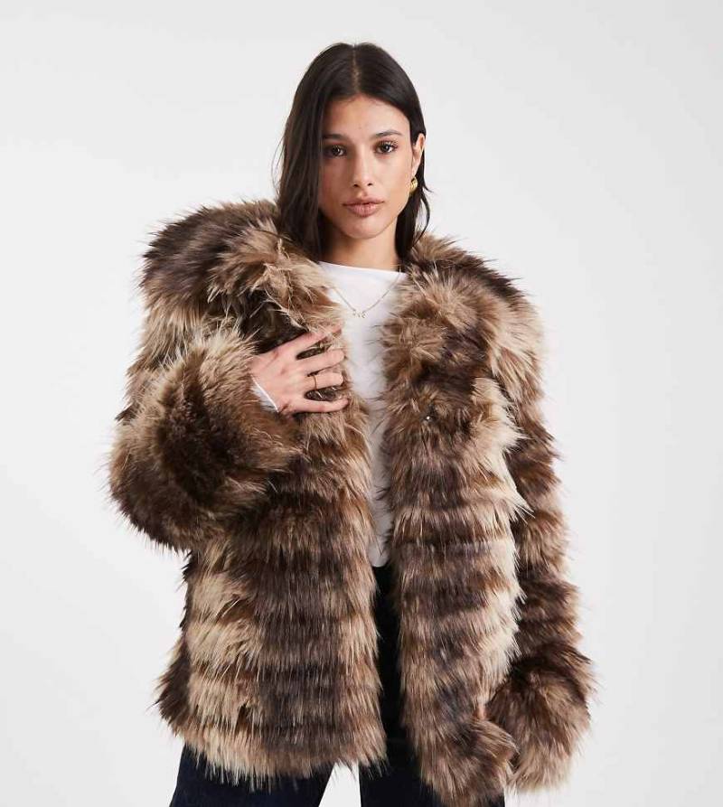 ASOS DESIGN Tall - Kurze Jacke aus Kunstpelz-Streifenbahnen in Braun-Brown von ASOS Tall