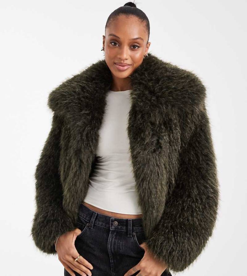 ASOS DESIGN Tall - Kurze Kunstpelzjacke in Khaki-Grün von ASOS Tall