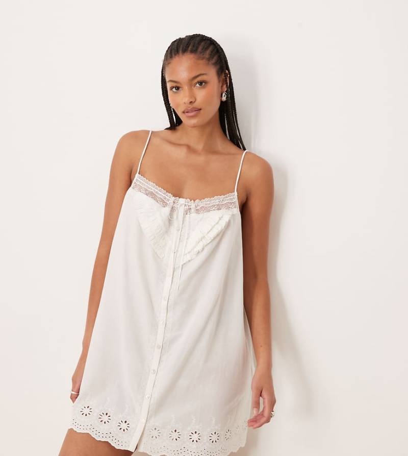 ASOS DESIGN Tall - Kurzes Nachthemd in Elfenbeinweiß mit Lochstickerei-Borte und Zierschleife von ASOS Tall