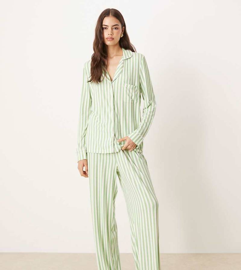 ASOS DESIGN Tall - Langärmliger superweicher Pyjama in Grün mit Streifen und Kontrast-Paspeln in Flieder-Bunt von ASOS Tall
