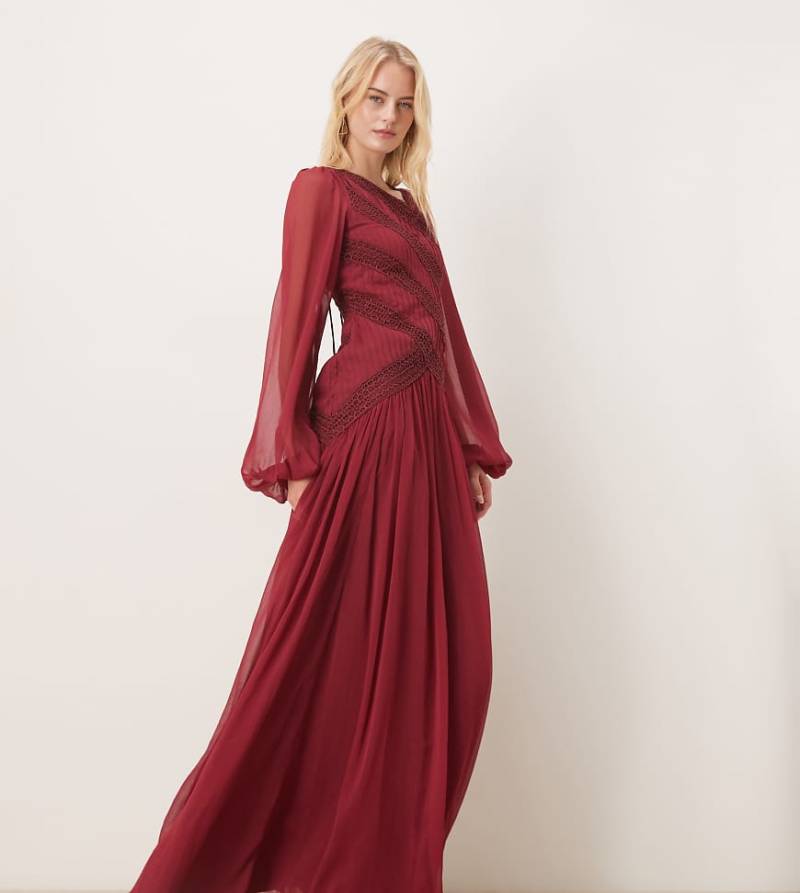 ASOS DESIGN Tall - Langärmliges Maxikleid in Rot mit asymmetrischem Ausschnitt und Spitzenbesatz von ASOS Tall