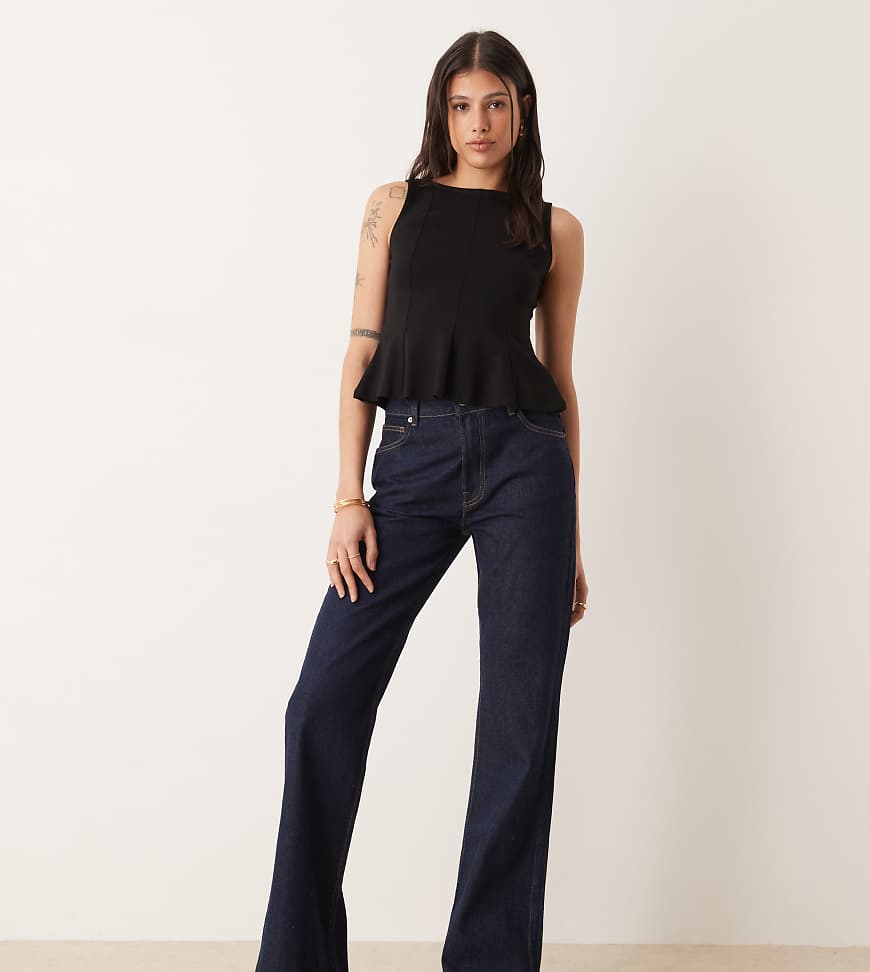 ASOS DESIGN Tall - Locker geschnittene, ausgestellte Jeans in Rinse-Waschung-Marineblau von ASOS Tall