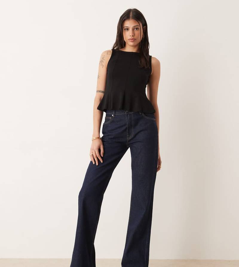 ASOS DESIGN Tall - Locker geschnittene, ausgestellte Jeans in Rinse-Waschung-Marineblau ASOS DESIGN Tall - Locker geschnittene, ausgestellte Jeans in Rinse-Waschung-Marineblau von ASOS Tall