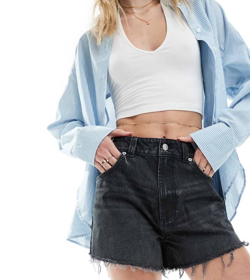 ASOS DESIGN Tall - Locker geschnittene Jeans-Shorts in verwaschenem Schwarz von ASOS Tall