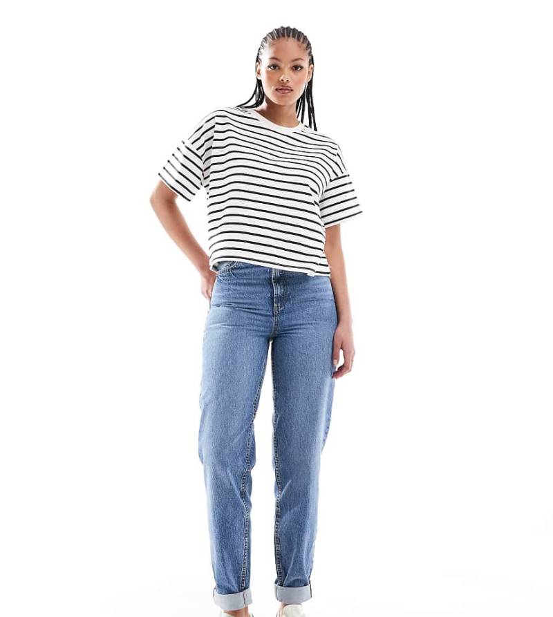 ASOS DESIGN Tall - Locker geschnittene Mom-Jeans in Mittelblau mit hohem Bund von ASOS Tall