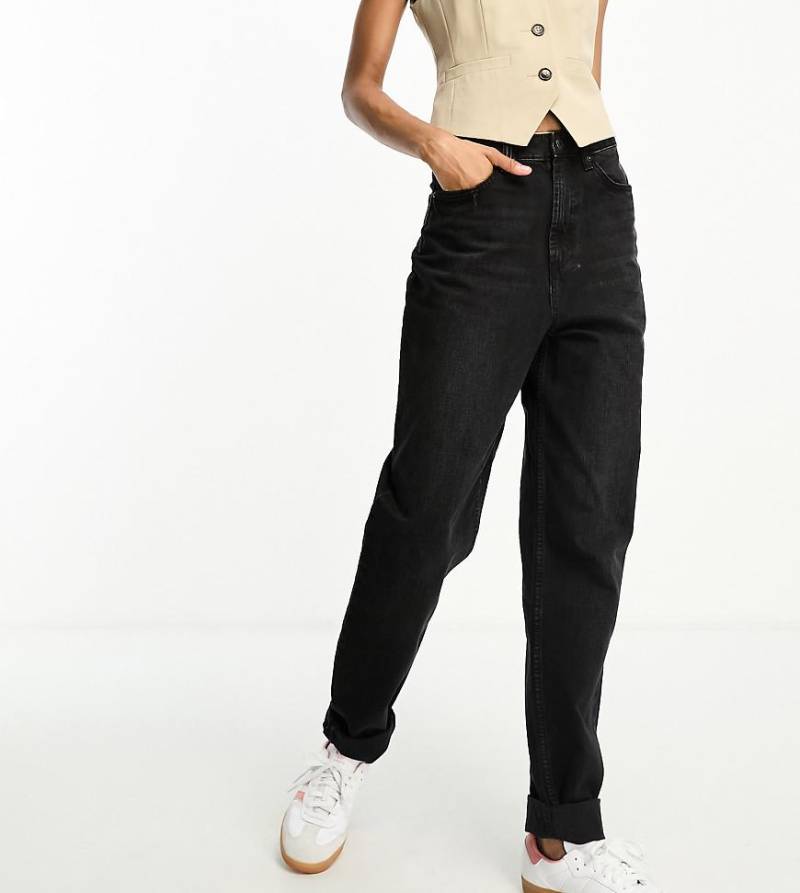 ASOS DESIGN Tall - Locker geschnittene Mom-Jeans in Schwarz mit hohem Bund von ASOS Tall