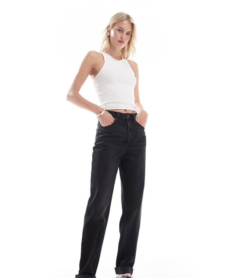 ASOS DESIGN Tall - Locker geschnittene Mom-Jeans in Schwarz mit hohem Bund von ASOS Tall