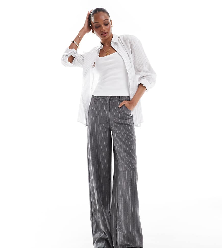 ASOS DESIGN Tall - Lockere Dad-Hose in Grau gestreift mit 5 Taschendetails ASOS DESIGN Tall - Lockere Dad-Hose in Grau gestreift mit 5 Taschendetails von ASOS Tall