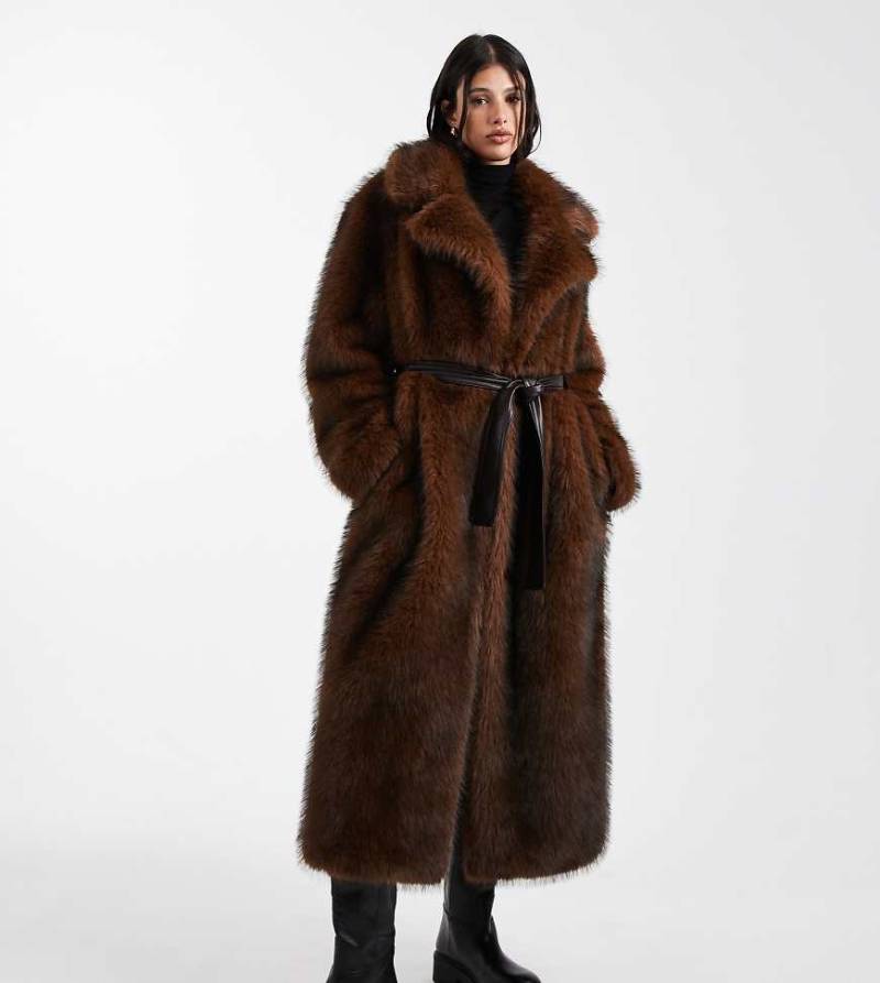 ASOS DESIGN Tall - Longline-Jacke aus Kunstpelz in Schokobraun mit Gürtel-Brown von ASOS Tall