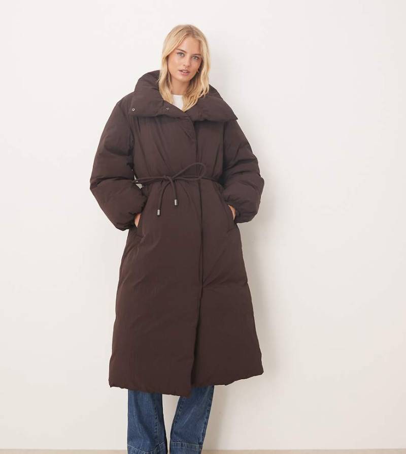 ASOS DESIGN Tall - Longline-Pufferjacke in Schokobraun mit Trichterkragen-Brown von ASOS Tall