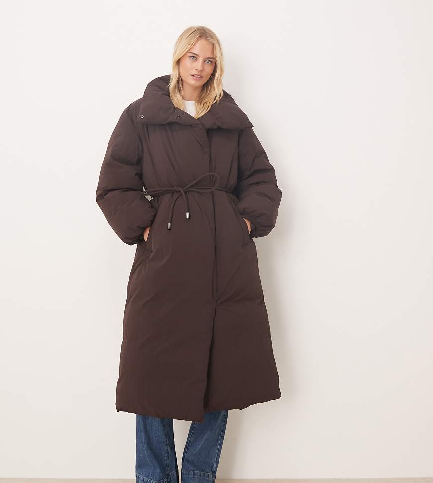 ASOS DESIGN Tall - Longline-Pufferjacke in Schokobraun mit Trichterkragen-Brown von ASOS Tall