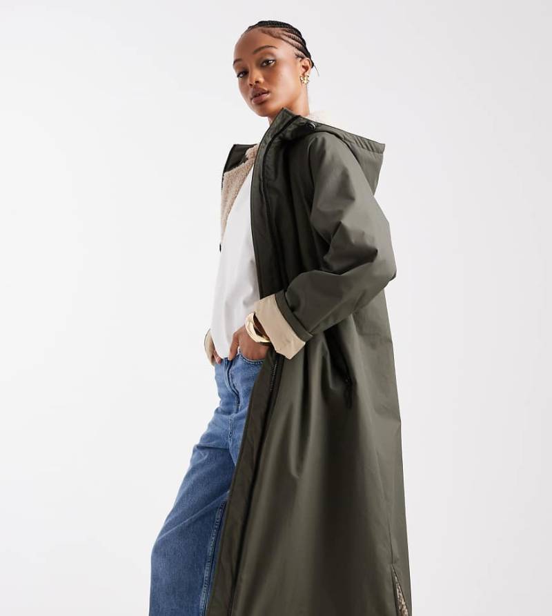 ASOS DESIGN Tall - Longline-Regenmantel mit Fleecefutter in Olivgrün-Schwarz von ASOS Tall