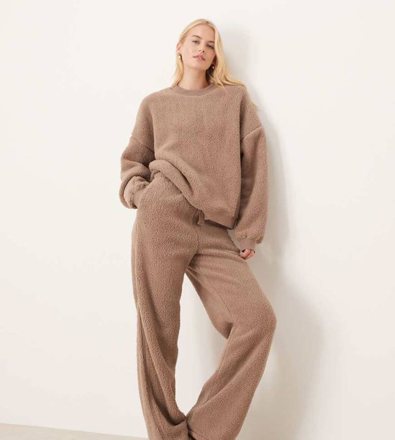ASOS DESIGN Tall - Lounge-Kuschel-Set in Hellbraun mit Sweatshirt mit Rundhalsausschnitt und Hose mit weitem Bein-Brown von ASOS Tall